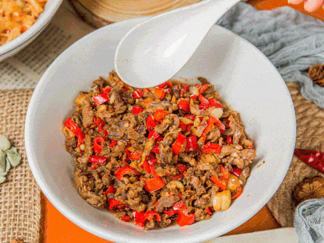 光是这火红的辣椒就已经足够下饭,带着孜然味香辣的牛肉包含着 丰沛的