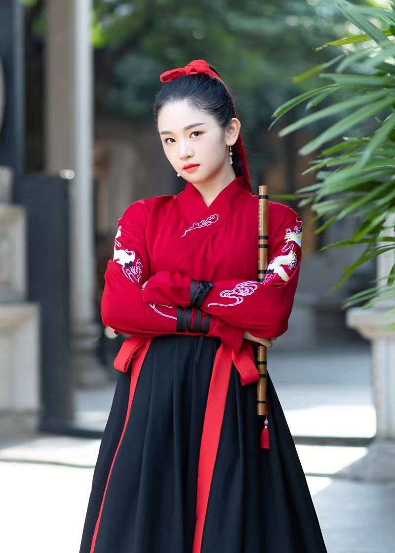 汉服拍摄:图一小姐姐容颜秀美,红色上衣搭配襦裙,太美了!