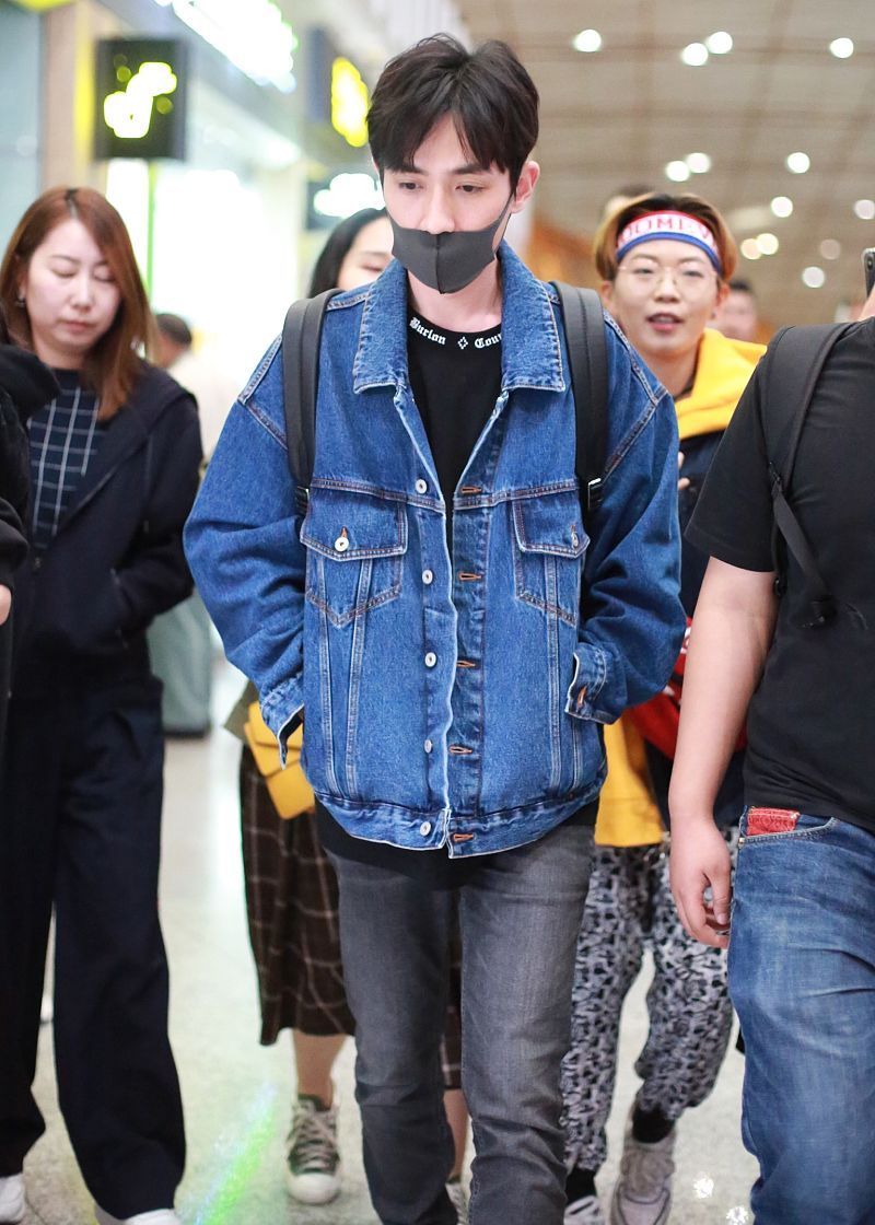 朱一龙的日常穿搭很休闲,气质温柔像邻家哥哥