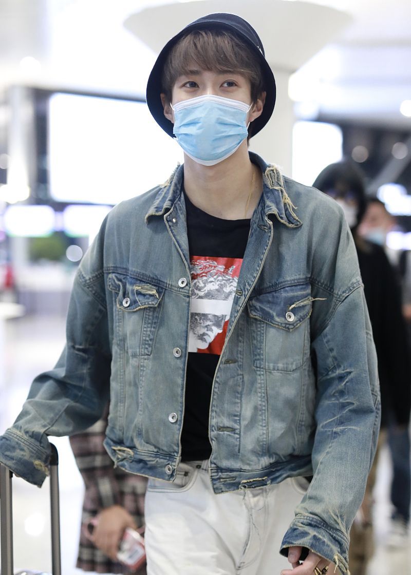 岳岳街拍:牛仔夹克搭配拼色牛仔裤潮味十足_高清图集_新浪网