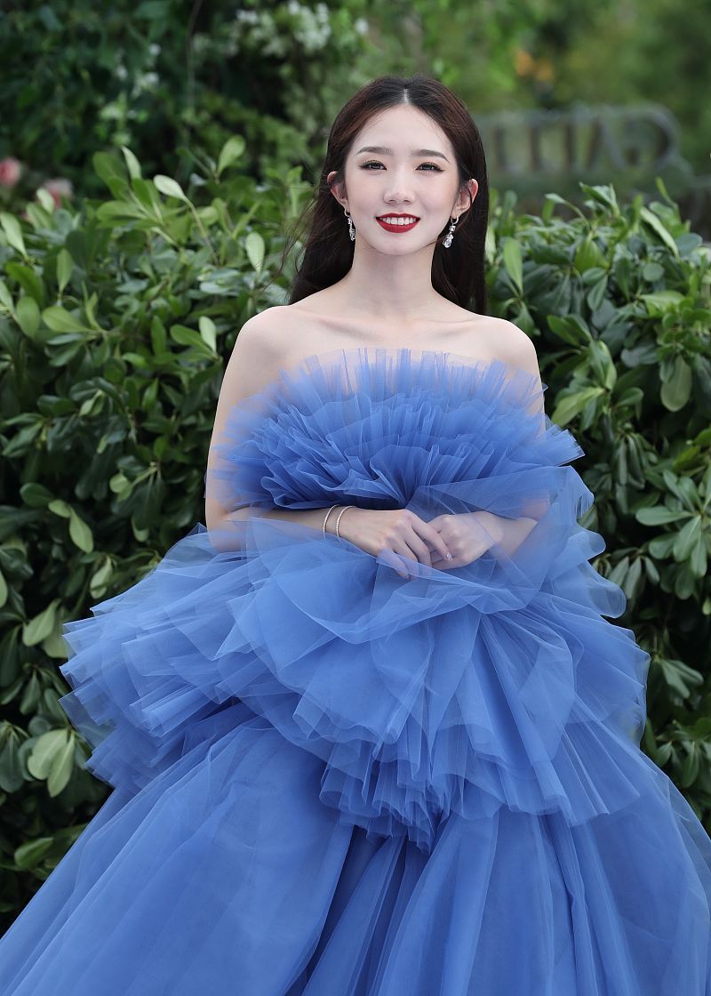 孟美岐的时尚大片曝光,蓝色拖地婚纱裙美爆了