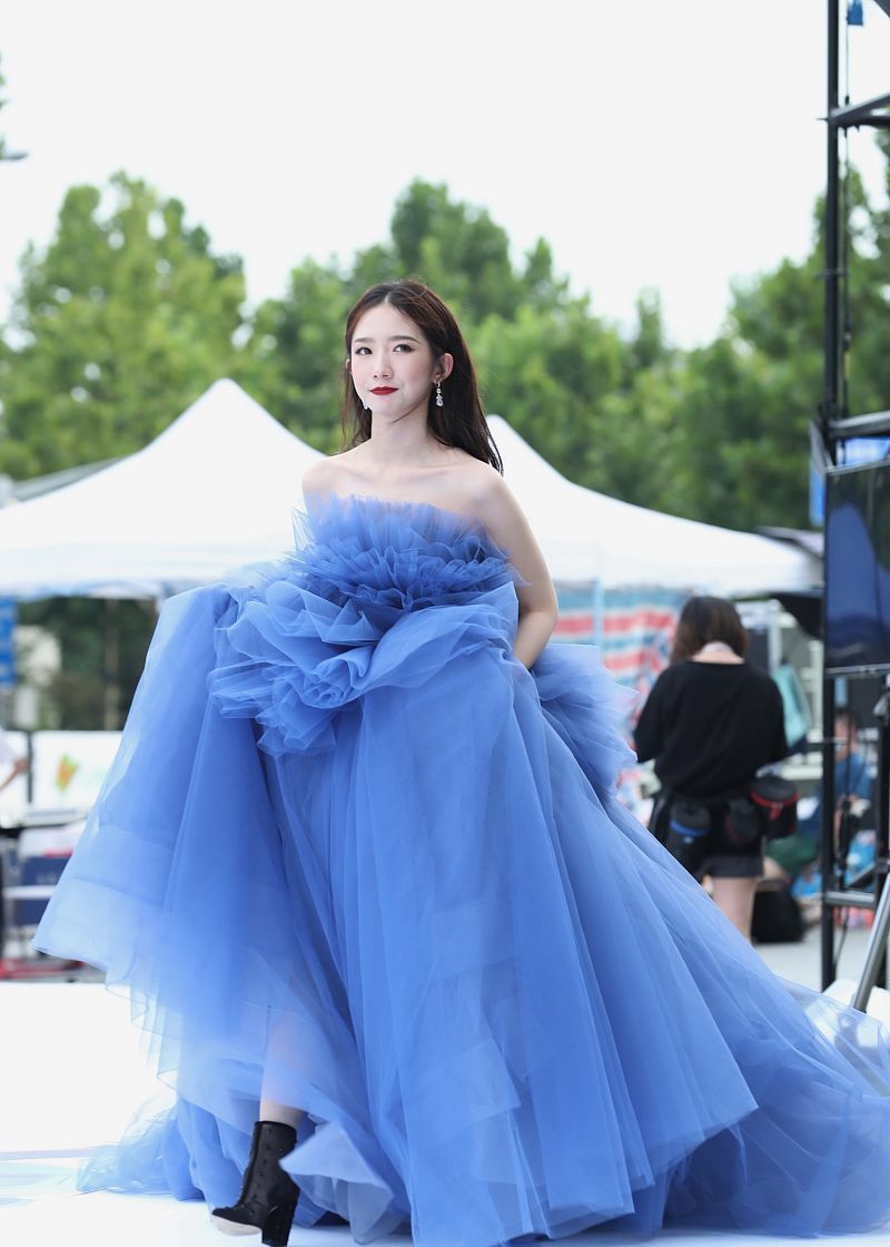 孟美岐的时尚大片曝光,蓝色拖地婚纱裙美爆了