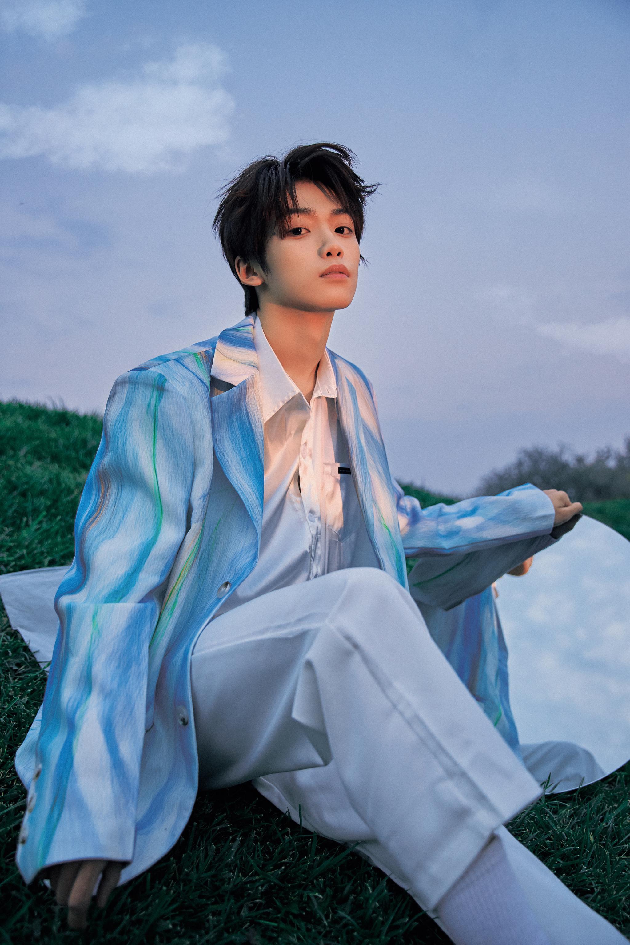 1 / 9 梓渝百万粉丝福利,感谢相遇一起向着风的方