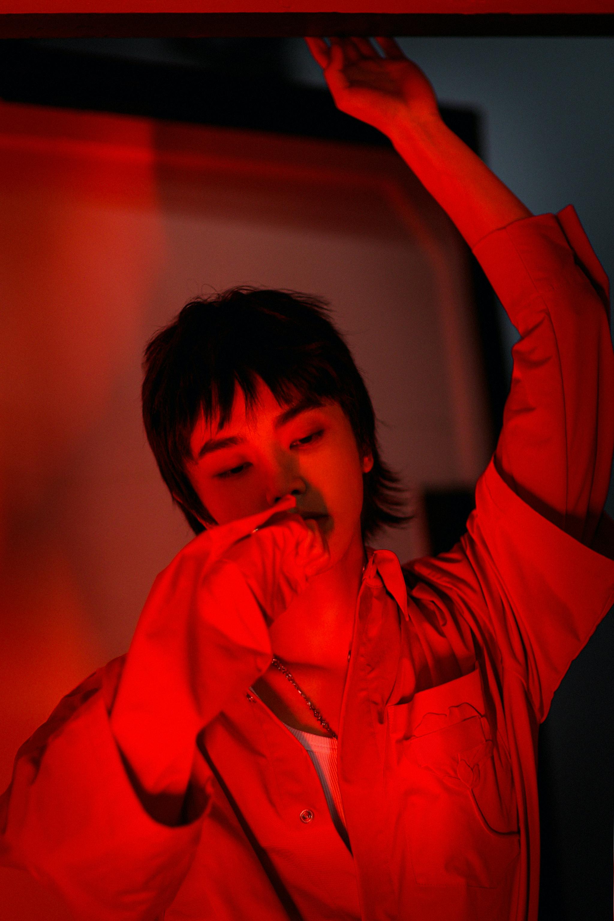 在绘画时,华晨宇没有给它画上标志性的猪鼻子,网友一边评价这次不是