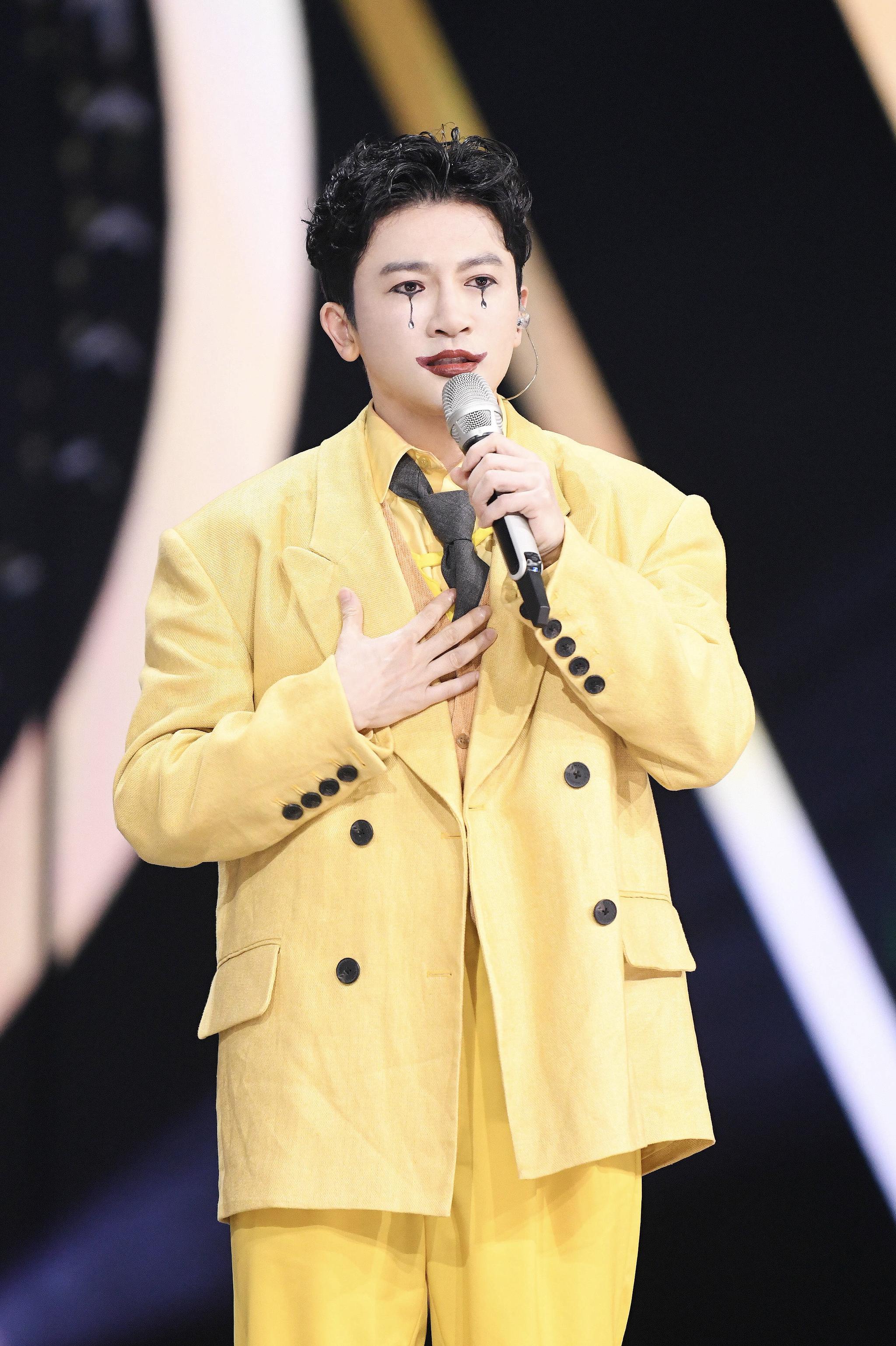 苏有朋录制《天赐的声音》,3款西装演绎不同风格,潮流到不敢认