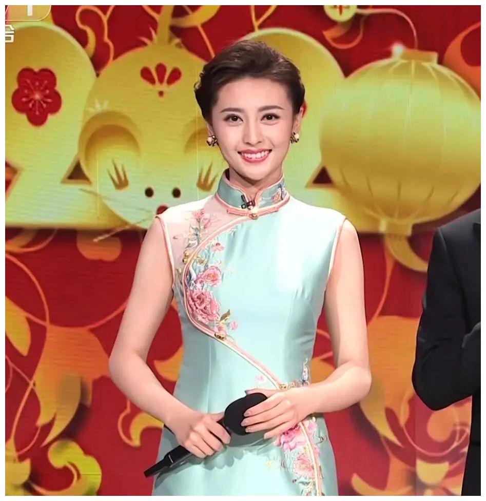 张舒越:春晚史上最年轻的主持人,用3个月走完了董卿10年路程