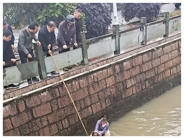 浙江一女子跳河欲轻生,大叔救助反被扇耳光,接下来场面看呆路人休闲区蓝鸢梦想 - Www.slyday.coM 浙江一女子跳河欲轻生,大叔救助反被扇耳光,接下来场面看呆路人休闲区蓝鸢梦想 - Www.slyday.coM
