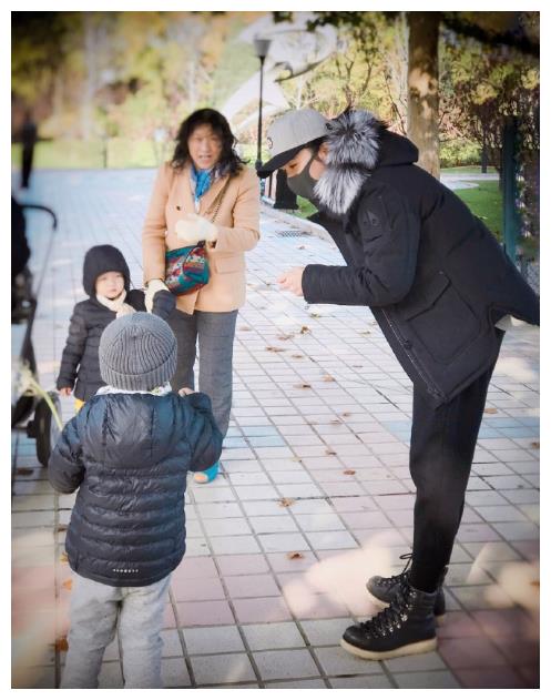 靳东老婆晒儿子成长照,6岁大儿子长腿遗传爸爸,认真作画气质佳