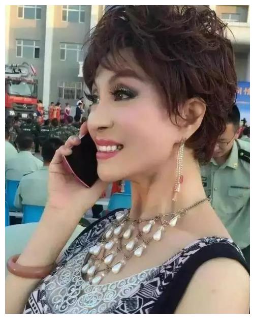 忍痛接受了6次化疗,25次放疗之后,医生称这是生命的奇迹,樊丽君却称:"