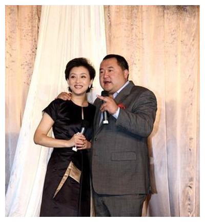 1994年央视主持人杨澜与丈夫异地1年后嫁他人如今儿女引热议