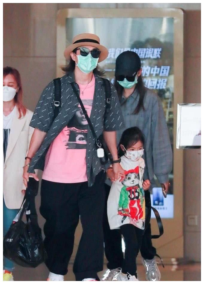 戚薇一家三口近况曝光!5岁女儿随父母现身机场,粉色发尾很抢眼