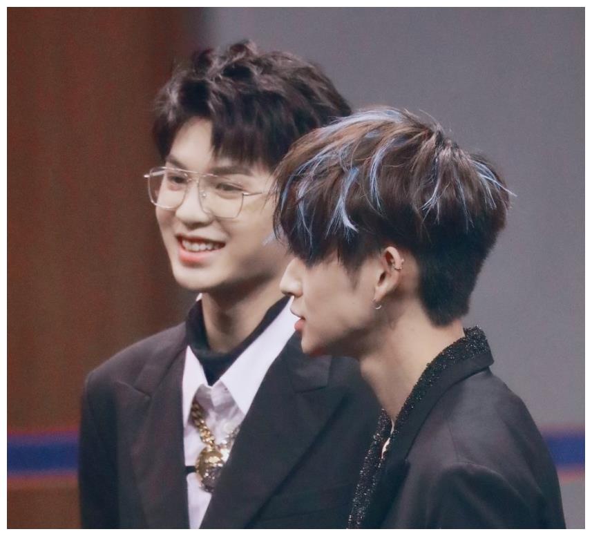 npc小分队合体黄明昊小鬼互动超甜轮流与前排蔡徐坤打招呼