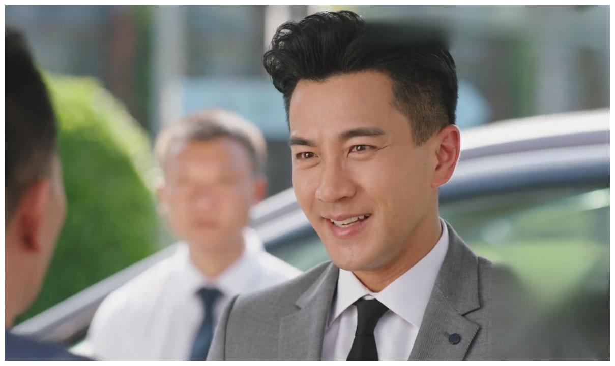 也不知道刘恺威动过哪里,总感觉他在剧里连自然大笑都做不到,脸非常