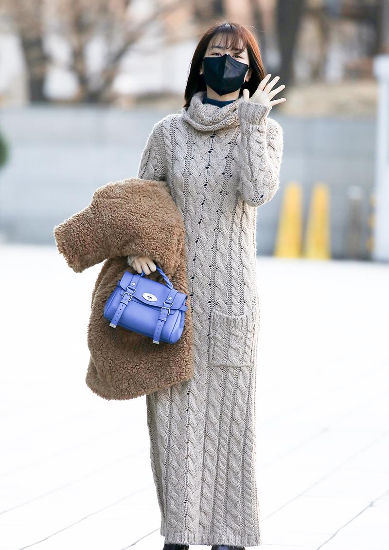 谁说冬天不能穿裙子?朴河善毛衣裙搭配泰迪熊大衣,既软又暖