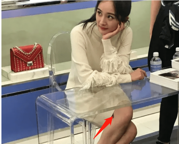 杨幂穿着短裙坐在"透明凳子"上,谁注意她的坐姿?