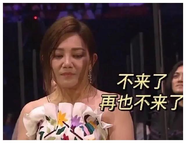 当颁奖嘉宾宣布魏如萱获得歌后的奖杯的时候,梁静茹的表情明显有些
