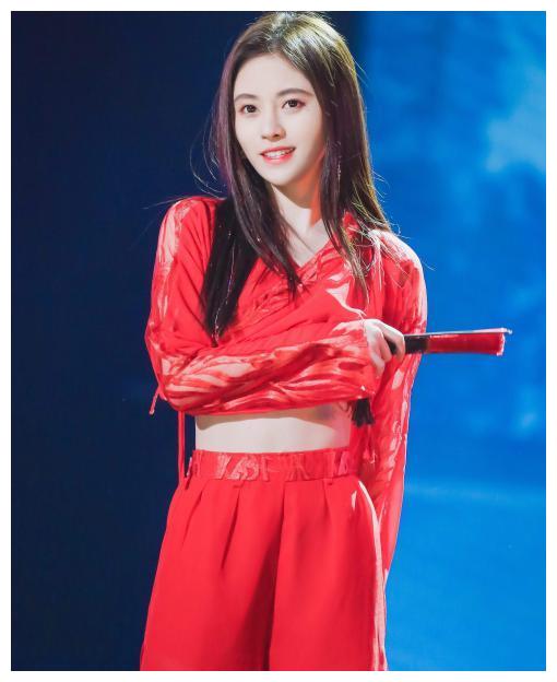 赵露思迪丽热巴造型大pk,身披红衣的女明星到底谁最美?