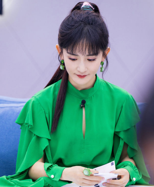 谢娜一身绿色连衣裙就算了,首饰还全是"绿乌龟",网友都服气了