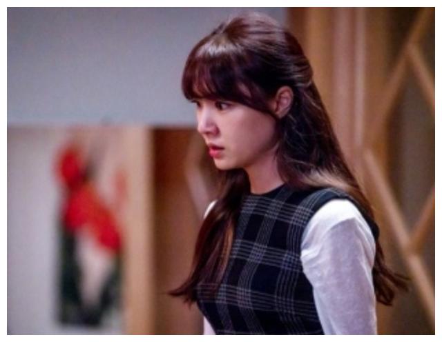 徐智慧双手拿起平底锅陷入崩溃捕捉到害怕的表情