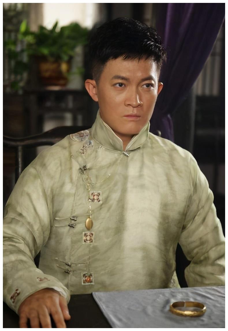 《铁梨花》,剧中饰演心思狡猾,胆大妄为的军阀张吉安,把察言观色演绎