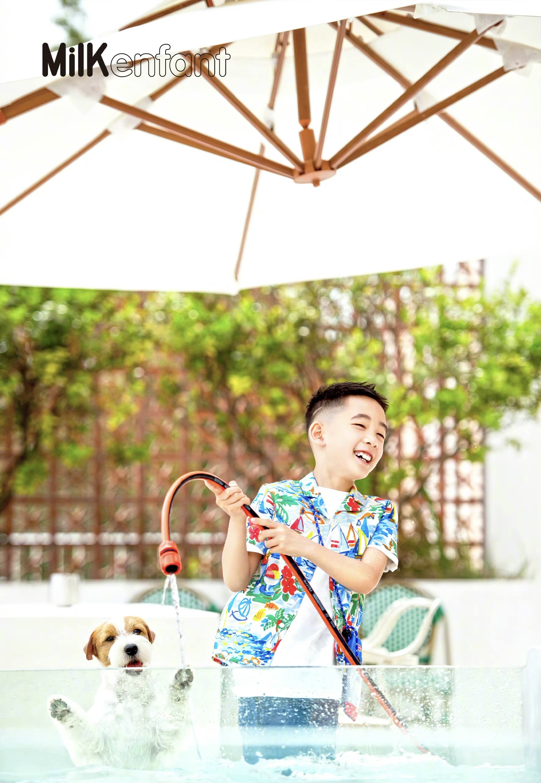 机,还将自己打扮成渔夫与狗狗互动,玩得非常开心,是爱笑的小男孩了