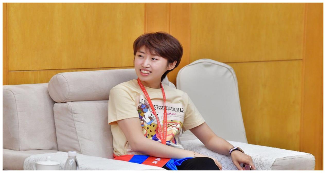 被称为乒坛假小子的郭跃,在黄金期选择了退役,现在学校读书