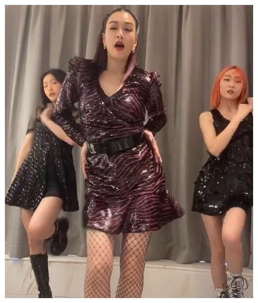 50岁钟丽缇穿渔网袜跳舞大腿小腿一样粗却美过20岁小姑娘