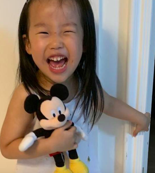 秦昊女儿超真实,小米粒穿睡衣还抠鼻屎,伊能静不阻止还拍照记录_高清