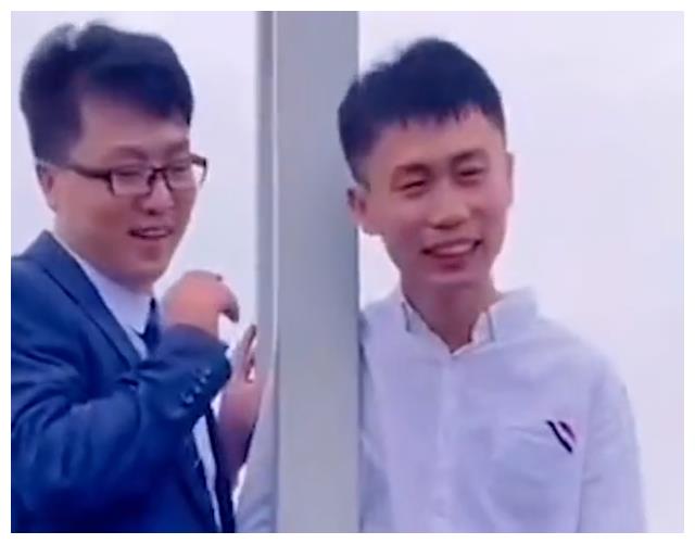 山东俩新郎接亲偶遇到一起，被绑路杆子上喝交杯酒，朋友围观笑疯休闲区蓝鸢梦想 - Www.slyday.coM