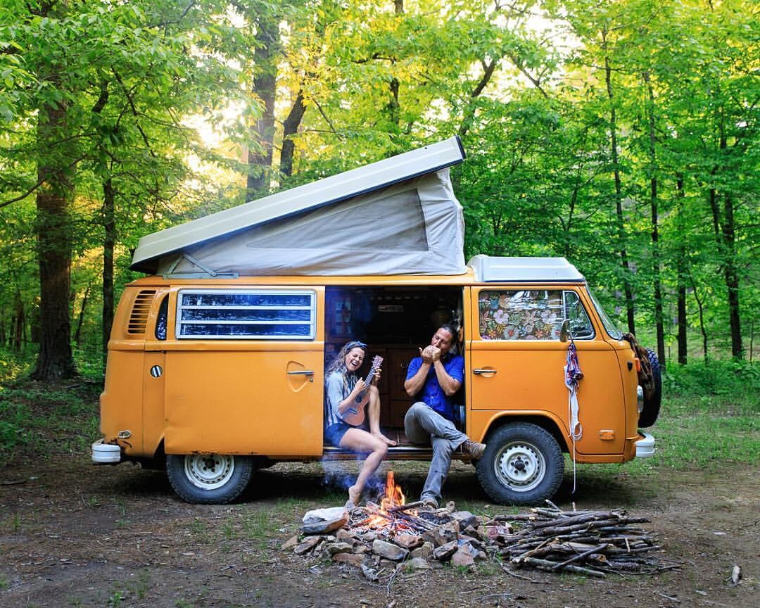 这对情侣辞去8年的工作,以车为家环游世界,一边旅游一边赚钱