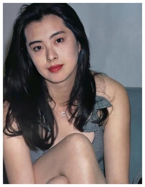 王祖贤年轻的时候美的让人窒息笑起来特别好看尤其是那对小龅牙