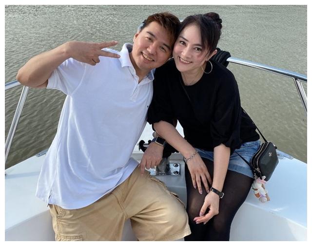 之前徐慧宣还晒出了自己跟老公和儿子三人的合影照,合影照中的他们