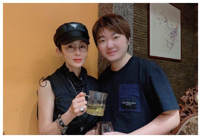 52岁张敏与男友人合影,摇滚打扮太霸气,美颜过度让人不敢认|张敏|美颜