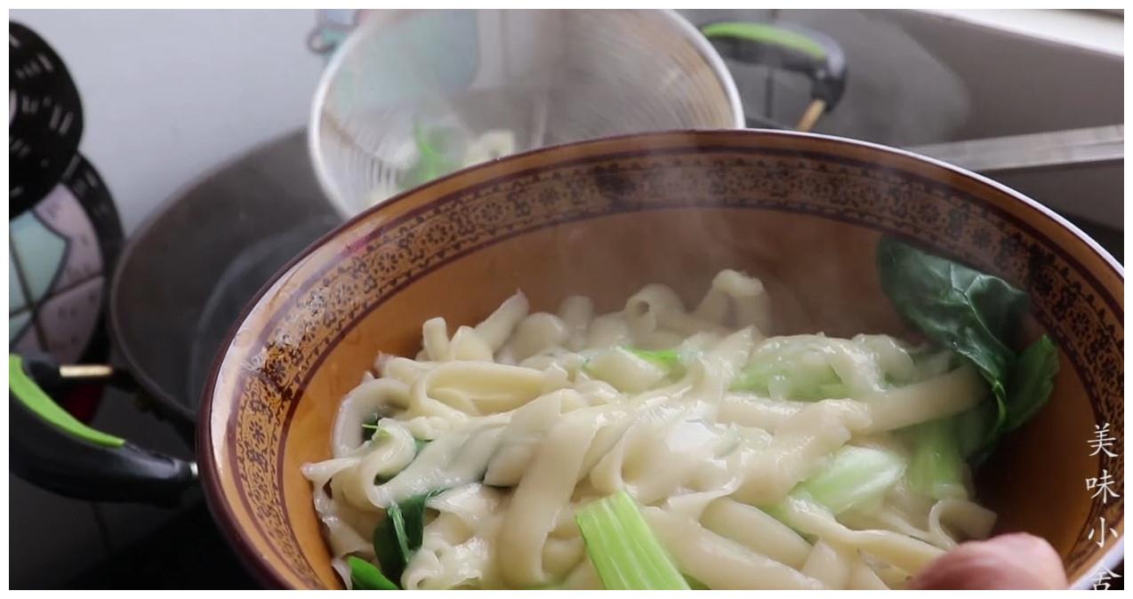 刀削面煮熟后捞入碗中