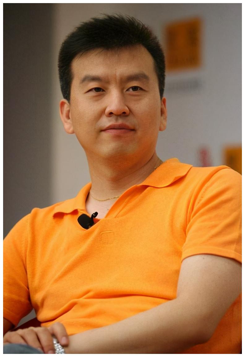 他是央视著名主持人,被传3次下跪求婚董卿遭拒,如今却依旧单身