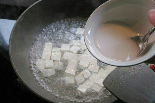 《中华小当家》里的麻婆豆腐,最重要的一步原来这么简单休闲区蓝鸢梦想 - Www.slyday.coM 《中华小当家》里的麻婆豆腐,最重要的一步原来这么简单休闲区蓝鸢梦想 - Www.slyday.coM