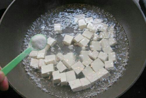 《中华小当家》里的麻婆豆腐,最重要的一步原来这么简单休闲区蓝鸢梦想 - Www.slyday.coM 《中华小当家》里的麻婆豆腐,最重要的一步原来这么简单休闲区蓝鸢梦想 - Www.slyday.coM