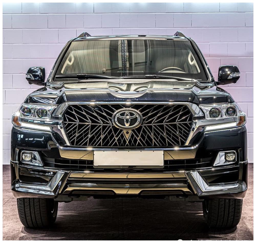 丰田兰德酷路泽防弹版实拍,看起来很强悍,前脸风格很粗犷-新浪汽车