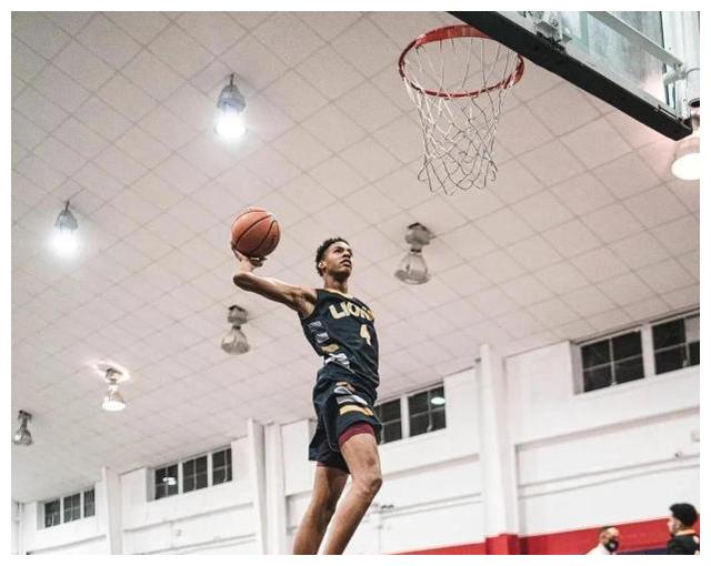 独臂少年太逆天！坚持不懈磨练球技，单手暴扣钉板大帽信手拈来休闲区蓝鸢梦想 - Www.slyday.coM