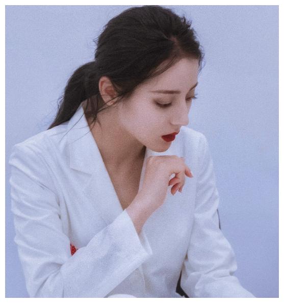 有种"低马尾"叫迪丽热巴,活动造型师忘戴假发片,我没眼花吧?