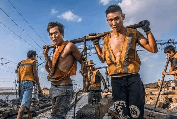 电子厂三千招不到农民工,却能招一个大学生,十年寒窗苦读有啥用