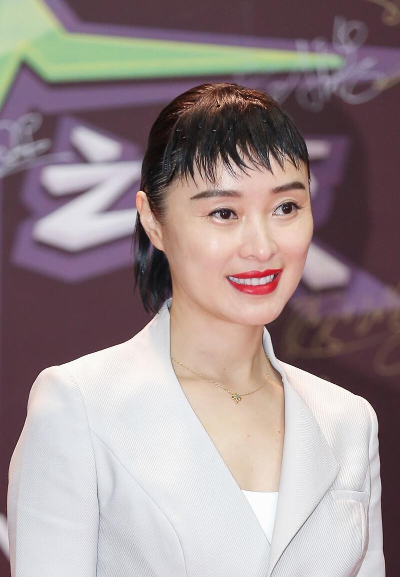 吴越的发型真不普通刘海一撮撮像没洗头靠着套装撑气质