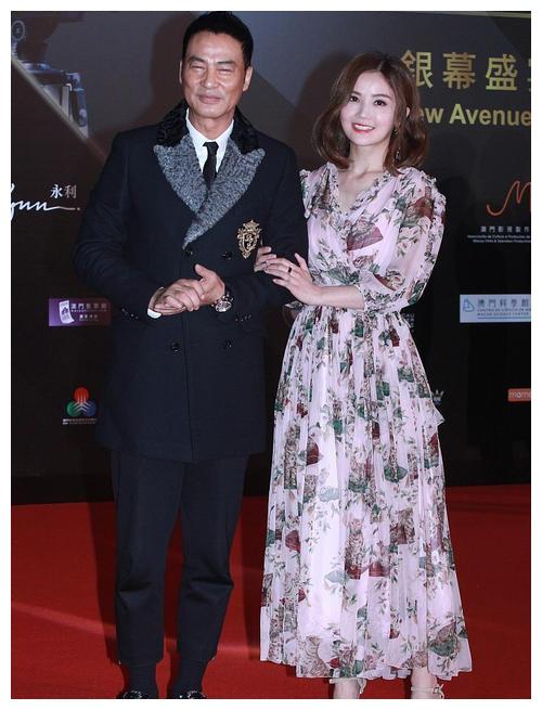 力破分手传闻阿sa与男友牵手逛街超甜蜜偶遇任达华当街热聊