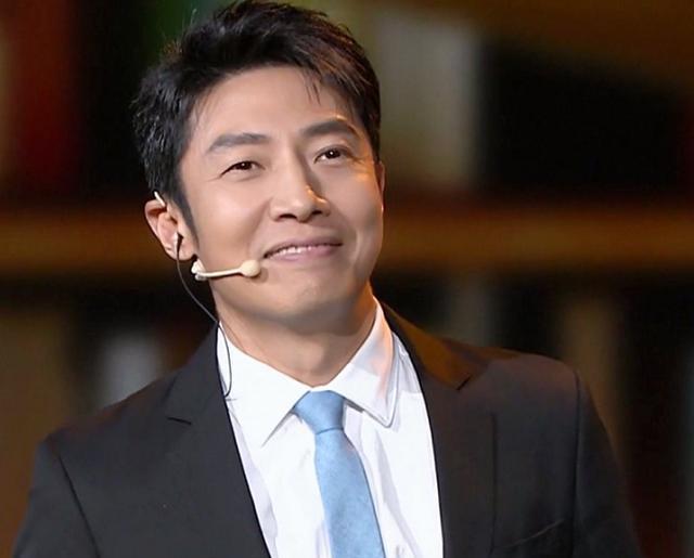 撒贝宁一家四口度假,妻子李白腿白到反光,龙凤胎混血感明显