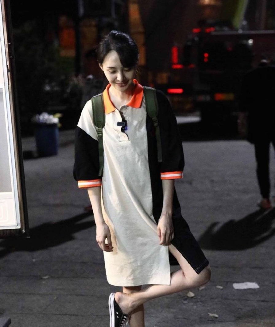 这套造型同样也是选择了宽松的t恤裙,搭配上一双帆布鞋,更是美少女