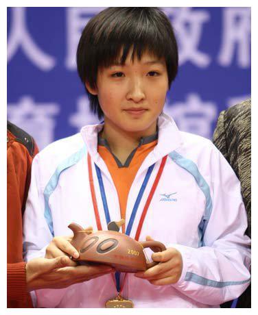 石川佳纯和刘诗雯合影,还戴着眼镜,谁更好看?