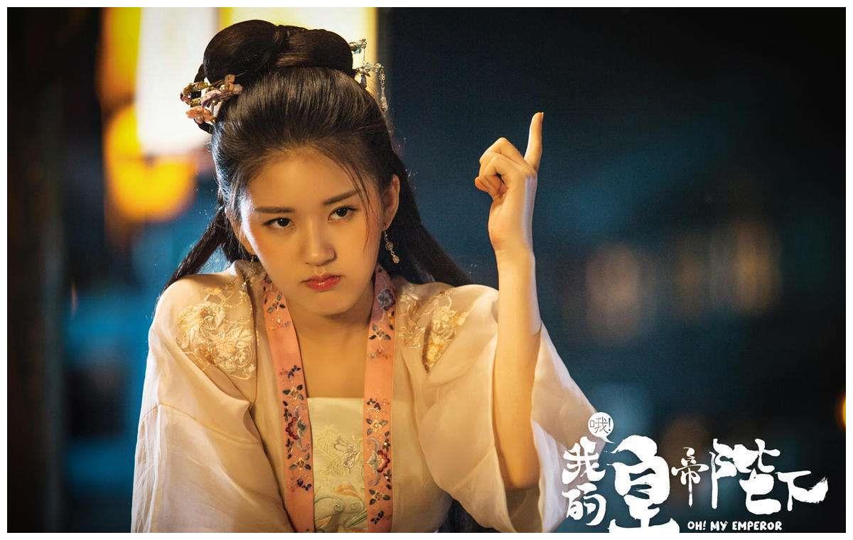 这部剧不仅有肖战,还有当红小花赵露思,女二号却悄无声息