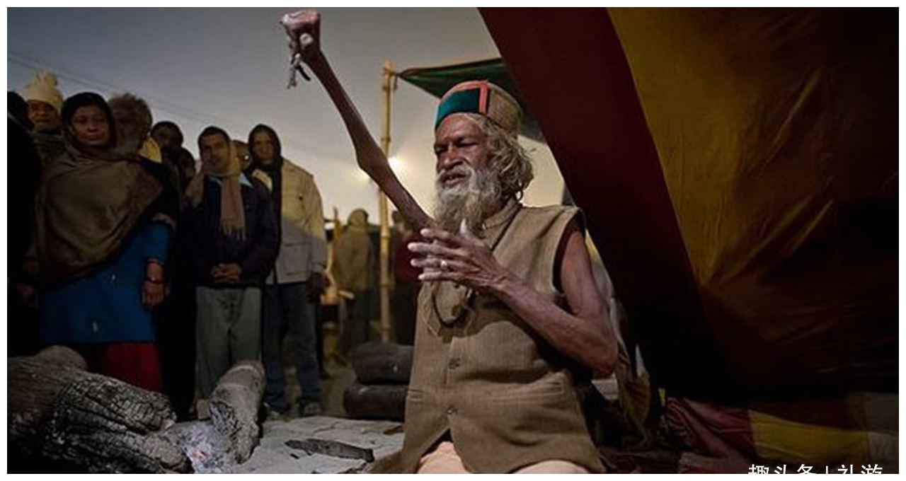 印度苦行僧,高举手臂50年不放下,后来他的手臂成这般模样