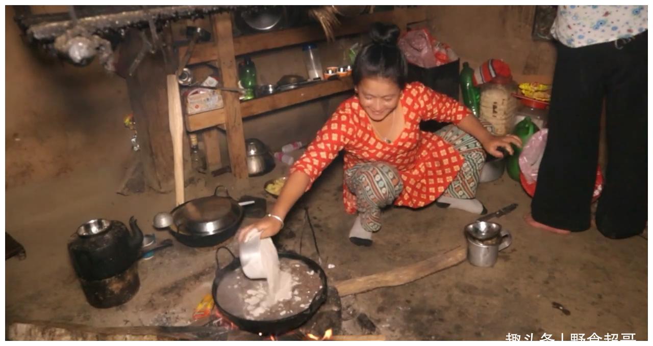 尼泊尔山区村长家土豆发芽了煮熟照吃高粱面糊配土豆汤美味