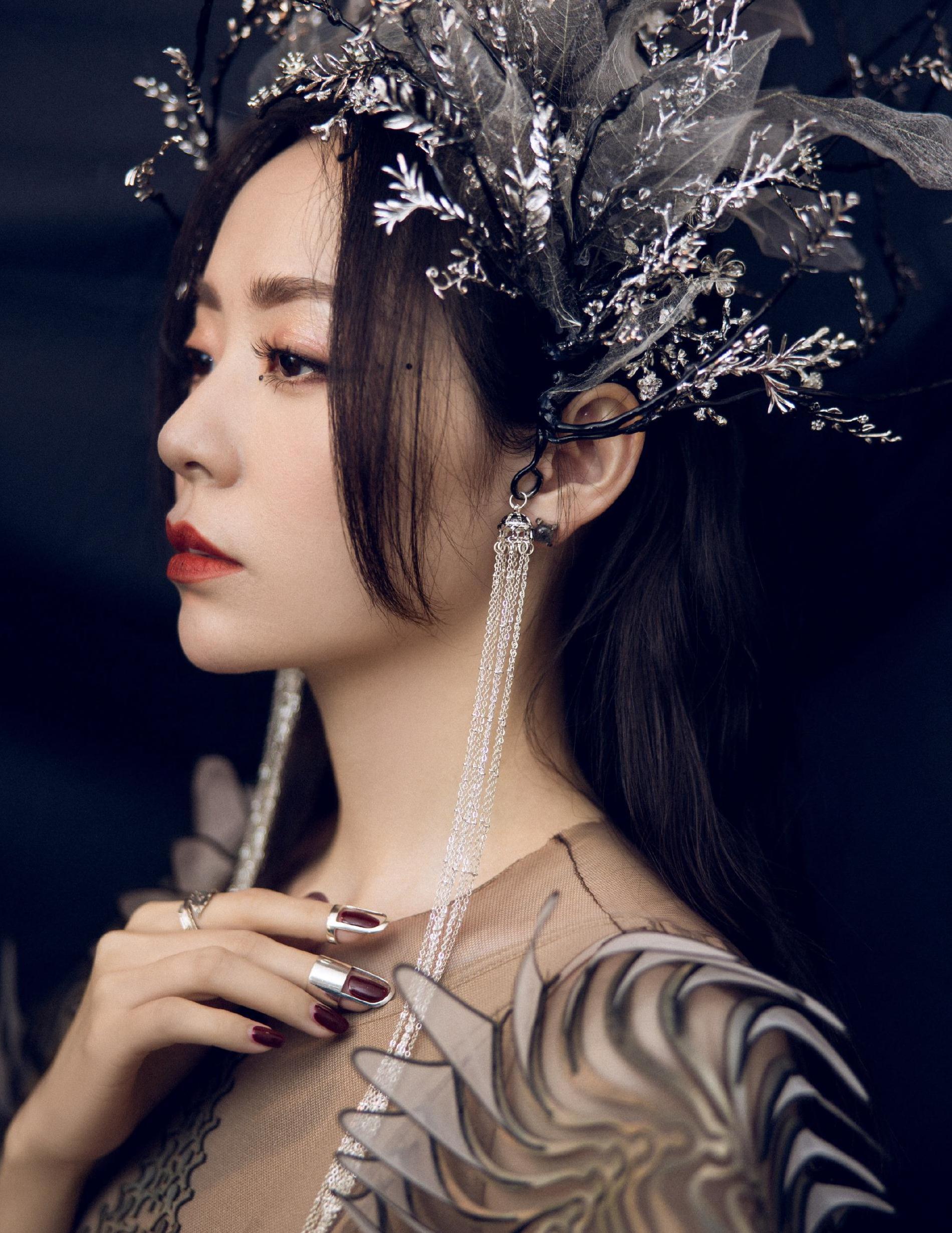 张靓颖透视鱼尾裙个性惊艳头戴荆棘装饰舞台新造型无敌了